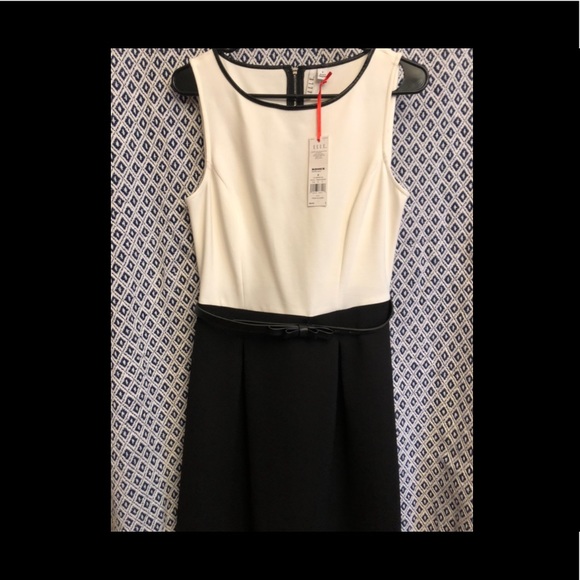 Elle - Picture 3 of 4